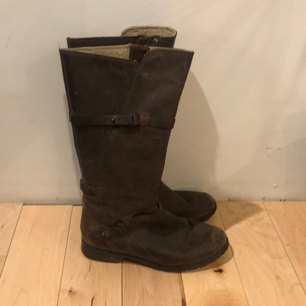 Teva De La Vina Boot size 9